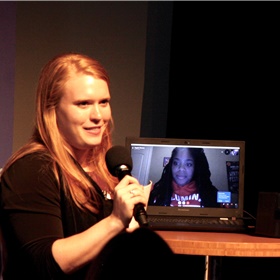 Shannon McCain van HarperCollins US interviewde via Skype Angie Thomas, auteur van YA-boek 'The Hate You Give'.